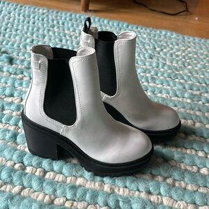 Barely worn urban outfitter ankle boots size 7.
